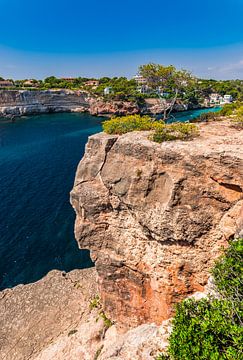 Mooie klifrotsen bij de kust op het eiland Mallorca van Alex Winter