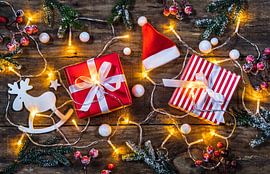 Weihnachten Zusammensetzung mit Geschenk-Boxen, santa Hut, Rentier und glänzendes Licht von Alex Winter