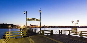 Badplaats Binz op het eiland Rügen in de avonduren