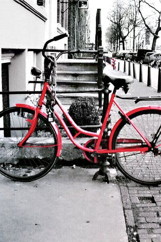 The red bike - Amsterdam by Lucas Harmsen