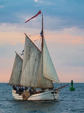 Sailing ship on the Baltic Sea van Rico Ködder