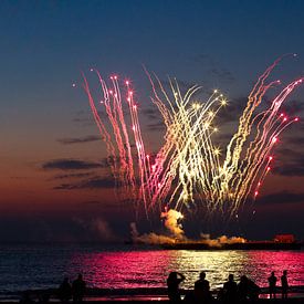 Vuurwerk op zee vanaf het strand sur Alain Dacier