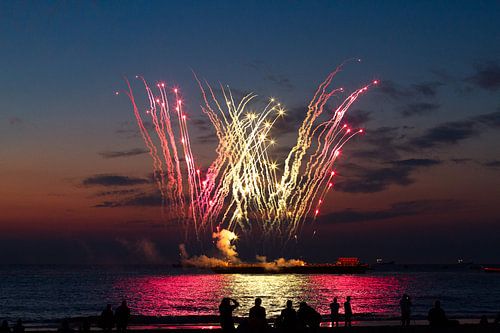 Vuurwerk op zee vanaf het strand van Alain Dacier