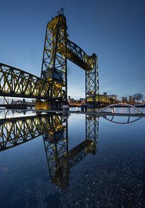 Reflectie van de De Hef tijdens het blauwe uur