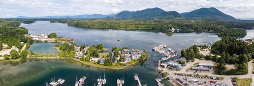 Luftbildpanorama von Ucluelet mit Hafen und Bergen