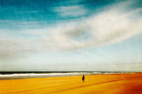Surfer op het strand - uitzicht op zee