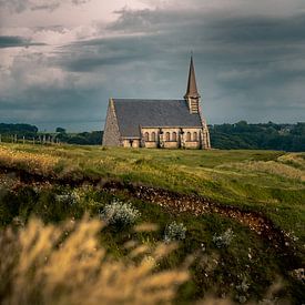 Kirche Etretat, Normandie bei Sonnenuntergang. von Tom in 't Veld