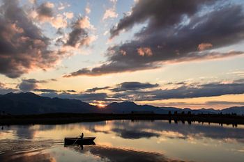 Rustige reflecties: zonsondergang aan het meer