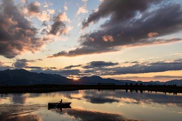 Rustige reflecties: zonsondergang aan het meer van Nicole Schmidt