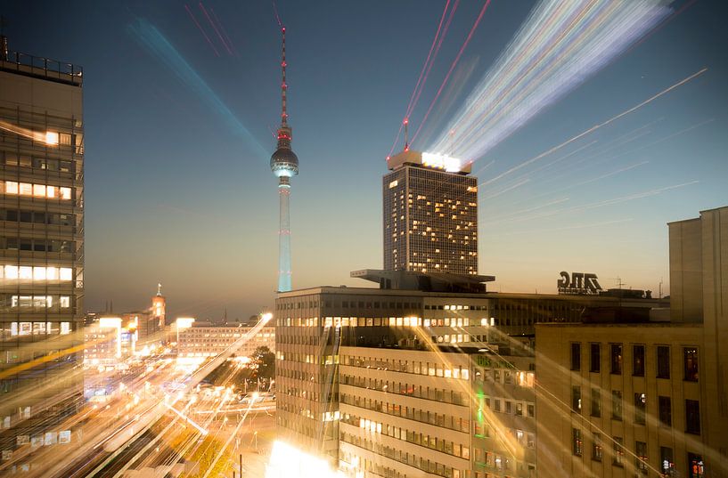 Berlijn - Fernsehturm op Alexanderplatz bij nacht van Bas Ronteltap