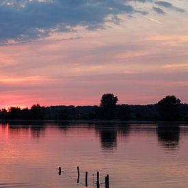 Zonsondergang aan de waal van Iris Lobregt