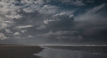 verlaten strand na flinke bui met woeste wolkenpartij