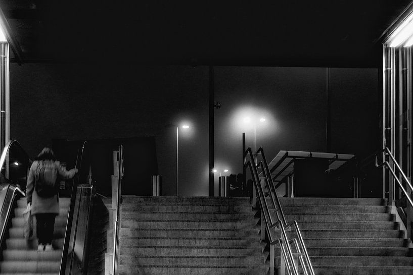 Une femme quitte la gare de Courtrai la nuit par Studio Kunsthart