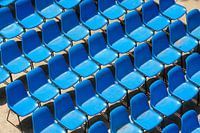Gruppe von blauen Stühlen
