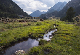 La vallée de Benasque : un ruisseau paisible au cœur des magnifiques's des Pyrénées sur PhotoCluster
