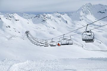 A chair lift at the La Grande Motte glacier in Tignes, a winter sports resort in France van Marit Lindberg