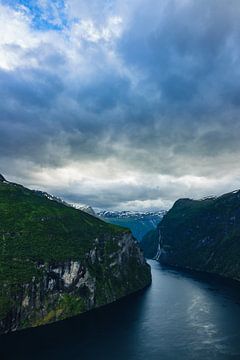 View to the Geirangerfjord in Norway van Rico Ködder