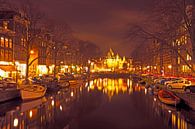 Stadsgezicht van Amsterdam bij de Nieuwmarkt in Nederland bij nacht von Eye on You Miniaturansicht