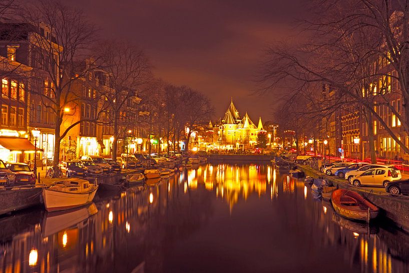 Stadsgezicht van Amsterdam bij de Nieuwmarkt in Nederland bij nacht von Eye on You