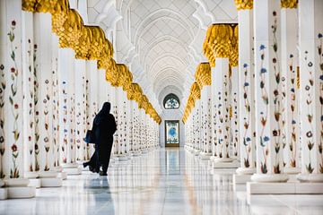 Femme dans la galerie de la Grande Mosquée Sheikh Zayed à Abu Dhabi sur Frans Lemmens