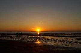 een nederlandse zonsondergang. van oscar van zessen