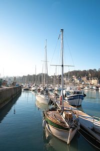 Hafen in der Normandie in der frühen Morgensonne.