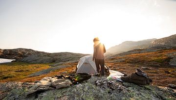 Unser Camp bei Sonnenuntergang neben der Trolltunga in Norwegen von Guido Boogert