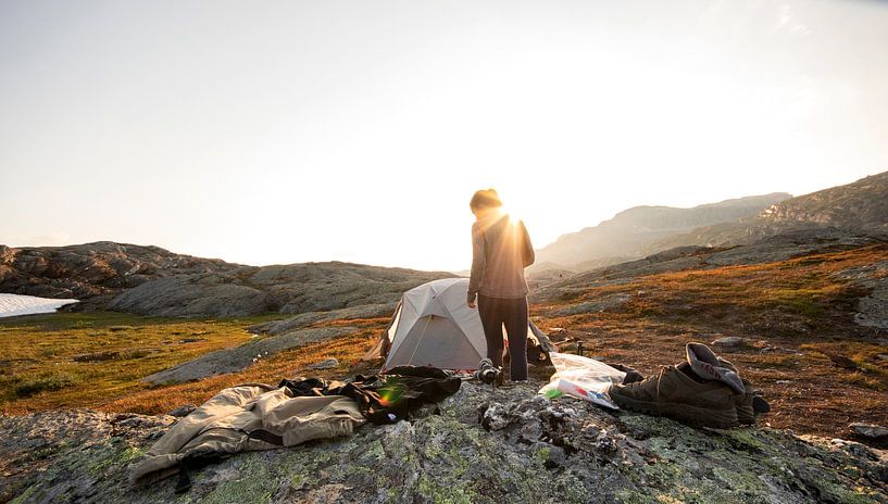 Ons kamp bij zonsondergang naast de Trolltunga in Noorwegen van Guido Boogert