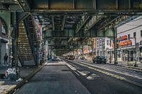 Mittags unter der Hochbahn in Brooklyn