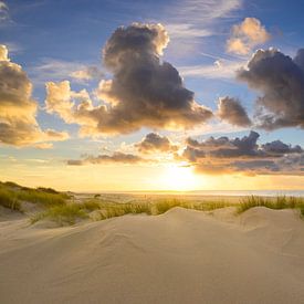 Zonsondergang op het strand van Texel met zandduinen in de voorgrond van Sjoerd van der Wal