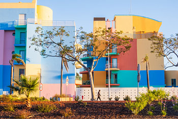 Bunte Gebäude, von der Straße aus in der Marina fotografiert