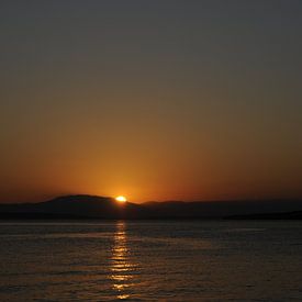 Kust in Kroatië, baai aan de Middellandse zee, zonsondergang van Yvette Stevens