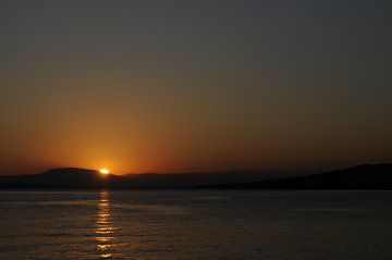 Kust in Kroatië, baai aan de Middellandse zee, zonsondergang van Yvette Stevens