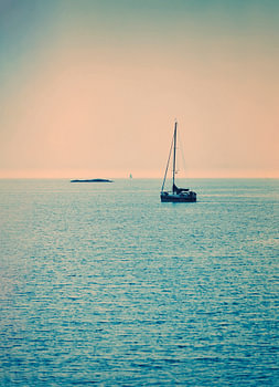 een eenzame zeilboot op zee.