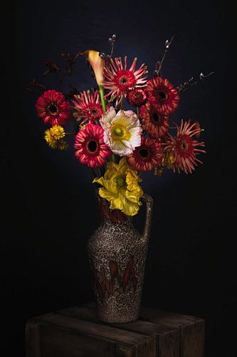 Nature morte de fleurs rouges et jaunes dans un vase rétro