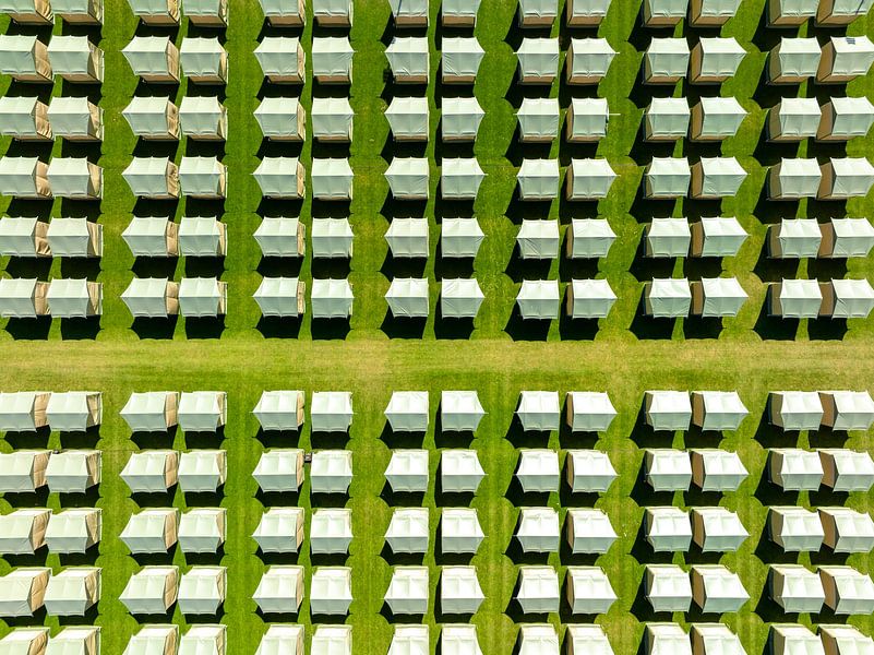 Zelte auf einem Campingplatz von oben gesehen von Sjoerd van der Wal Fotografie