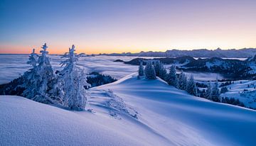Dageraad in de winterse besneeuwde bergen van Andreas Föll