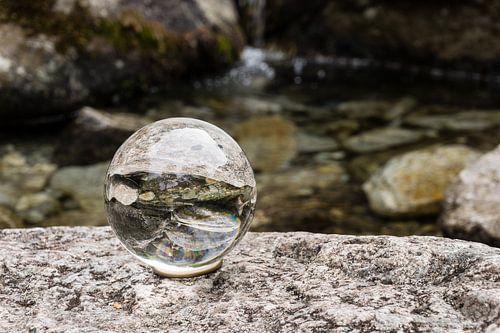 Kristallen bol bij rivier