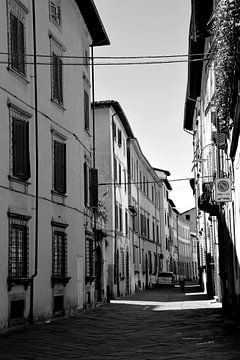 Toskana Italien Lucca Downtown schwarz und weiß von Hendrik-Jan Kornelis