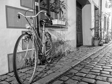 Altes Fahrrad in einer Gasse von Animaflora PicsStock