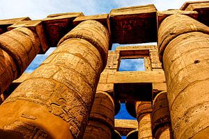 Portiek in de Karnak Tempel in Luxor Egypte van Dieter Walther