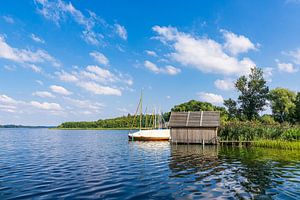 Seeblick mit Segelboote und Bootshaus in Seedorf am Schaalsee