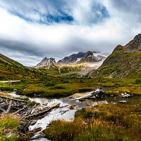 Verlassene Landschaft zwischen den schroffen Bergen bei Courmayeur im Aostatal in Italien von Thijs van Laarhoven