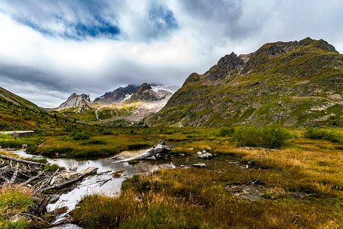 Verlassene Landschaft zwischen den schroffen Bergen bei Courmayeur im Aostatal in Italien von Thijs van Laarhoven
