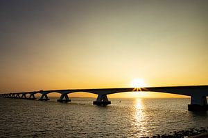 Die Zeelandbrug mit Sonnenaufgang.