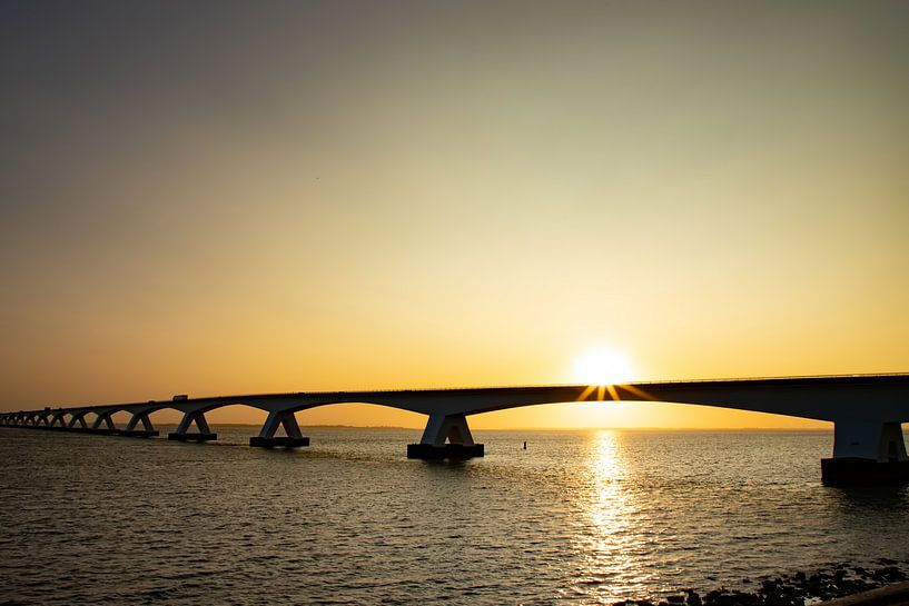 Le Zeelandbrug avec le lever du soleil. par Gert Hilbink