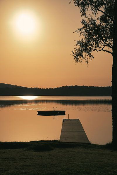 Loopbrug, naar de zonsopgang, reikend in een Zweeds meer van Martin Köbsch