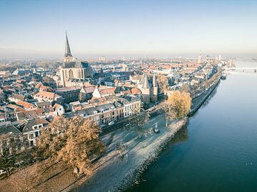 Vue de la ville de Kampen sur la rivière IJssel par un froid soleil d'hiver. sur Sjoerd van der Wal Photographie