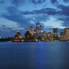 Skyline von Sydney bei Nacht von Diederik De Reuse