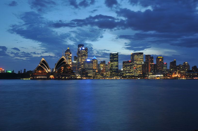 Skyline von Sydney bei Nacht von Diederik De Reuse